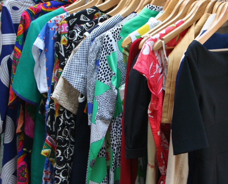 boutique-LORGUES-min_dresses_apparel_clothing_clothes_clothes_hangers_wooden_hangers_retail_shop_closet-1149845