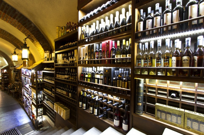 boutique-LORGUES-min_world_street_travel_shop_canon_georgia_wine_bottles-429767